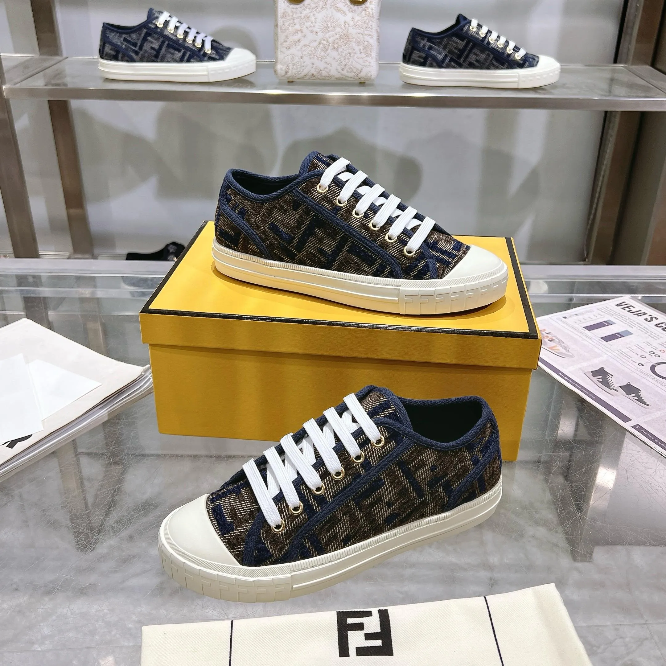 Couple style 💰460❤️Fendi Fendi's latest couple canvas shoes ❑ Fabric: Original customized imported jacquard canvas material ❑ Inner lining: Imported canvas material ❑ Sole: Original molded non-slip TPU outsole ❑ Bottom thickness: 2.5cm ❑ Size: Women's 35-40/Men's 39-45